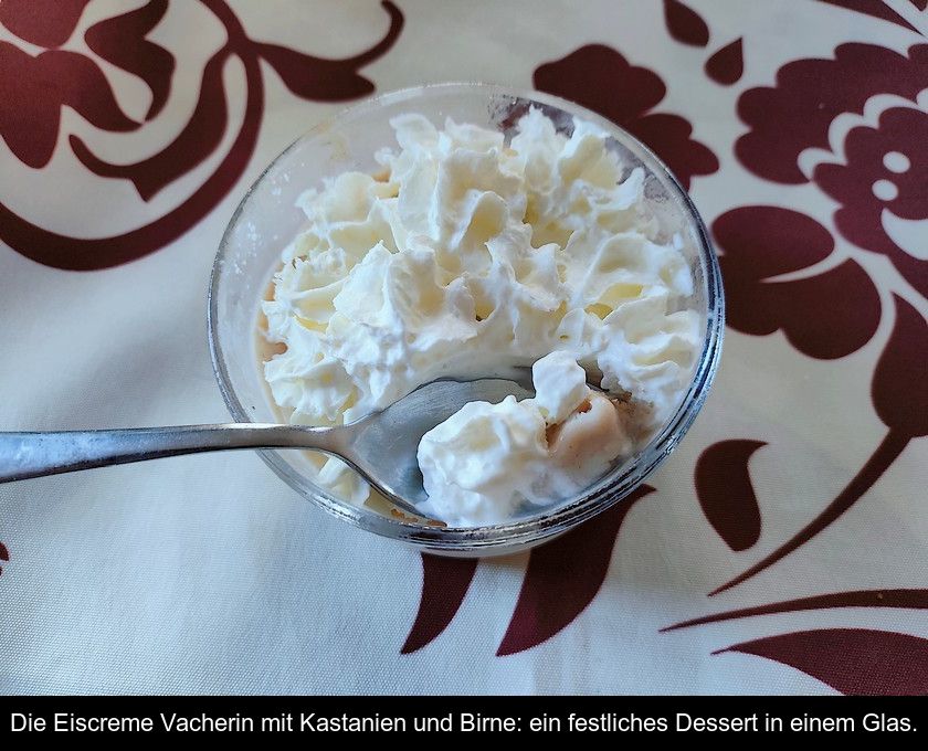 Die Eiscreme Vacherin Mit Kastanien Und Birne: Ein Festliches Dessert In Einem Glas.