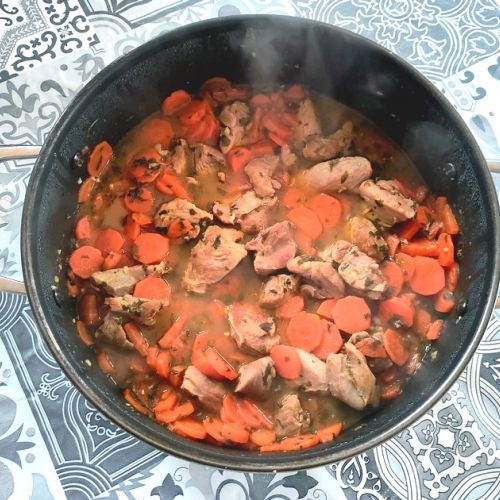 Das gebratene Putenfleisch mit Karotten: ein Frühlingsrezept.