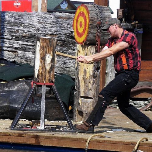 Das sportliche Holzfällen: Ein Sport, der es in sich hat.