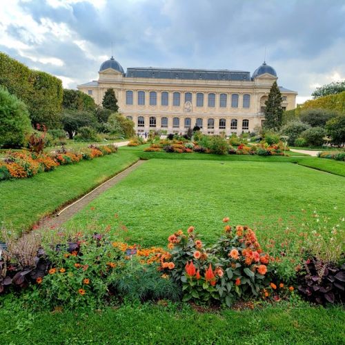 Der Jardin des Plantes in Paris: eine grüne Fläche, die der Wissenschaft gewidmet ist.