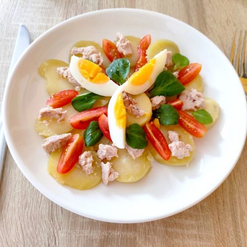 Der Kartoffel-, Thunfisch- und Tomatensalat: ein einfaches Rezept.