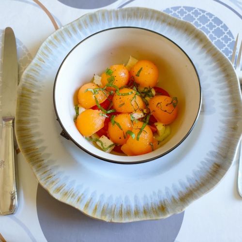 Der Melonen-Gurken-Tomaten-Mozzarella-Salat: ein erfrischender und einfacher Salat.