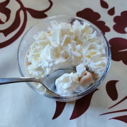 Die Eiscreme Vacherin mit Kastanien und Birne: ein festliches Dessert in einem Glas.