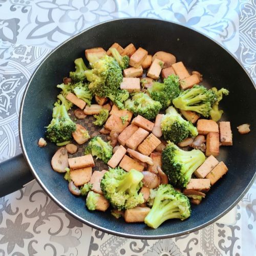 Gebratener Tofu mit Brokkoli: ein vegetarisches Rezept
