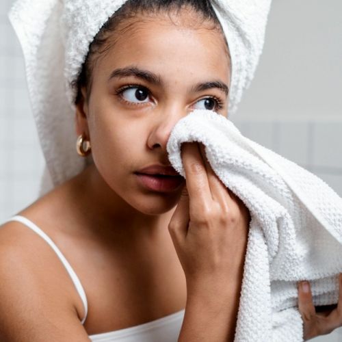 Gesichtspflege: Wie reinigt man seine Haut richtig?