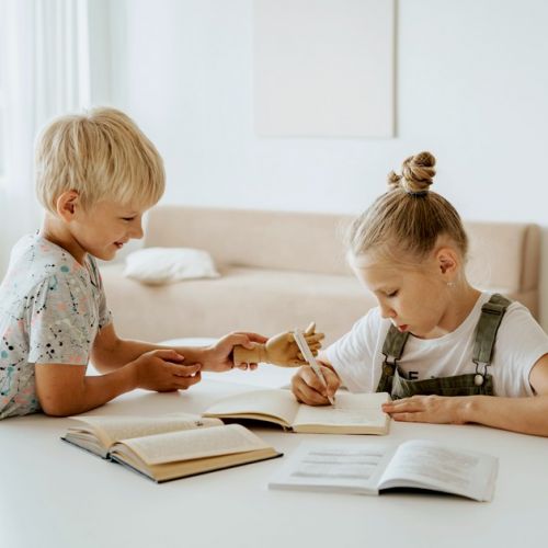 Hausaufgabenhilfe: 5 Tipps für Eltern bei den Hausaufgaben