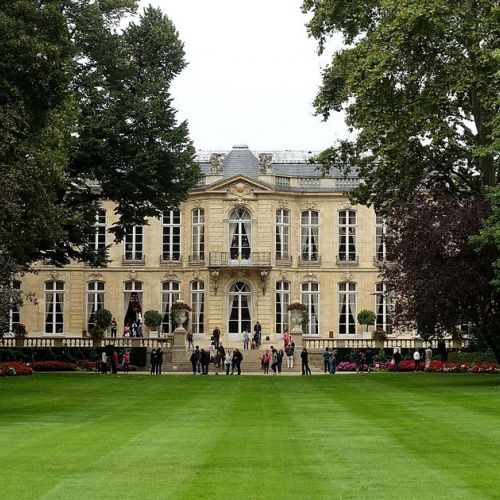 Hôtel de Matignon: 5 ungewöhnliche Fakten über dieses Gebäude und seinen Garten