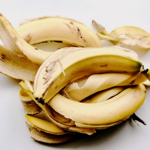 Natürlichen Dünger aus Bananenschalen herstellen.