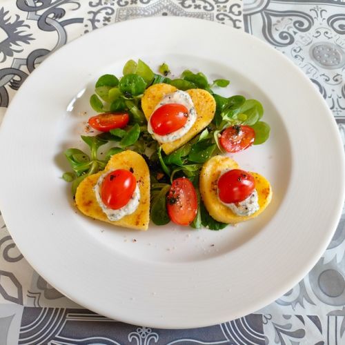 Polenta-Herzen mit Feldsalat: eine Vorspeise zum Valentinstag