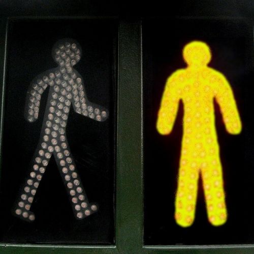 Verkehrssicherheit: Eine neue gelbe Ampel für Fußgänger.