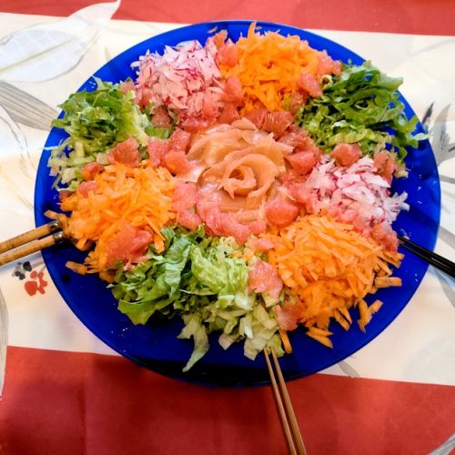 Yusheng oder Prosperity Toss: der Glück bringende chinesische Neujahrs-Salat
